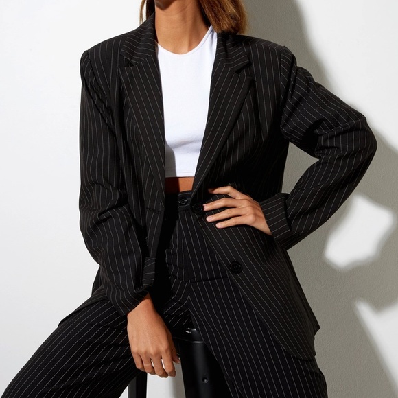 Vintage Pin-striped 90s blazer with belt - Picture 5 of 10